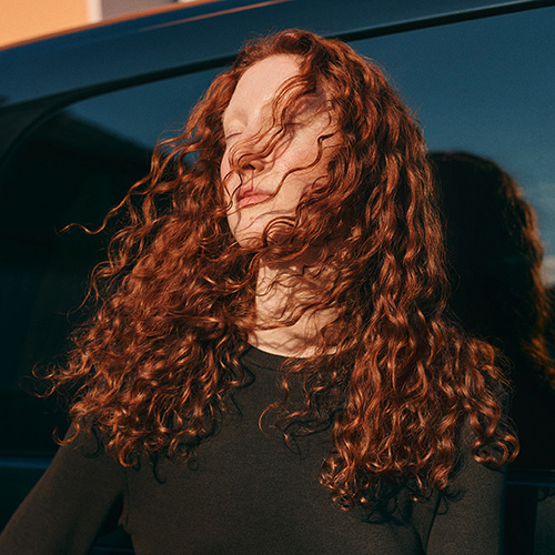 Model met krullend rood haar
